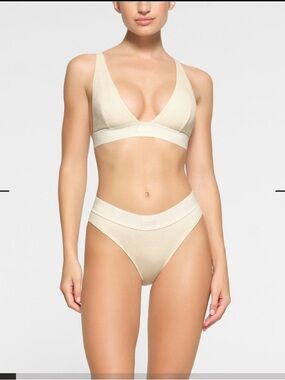 SKIMS Seamless Triangle Bralette & High-Cut Bikini Brief - Cream